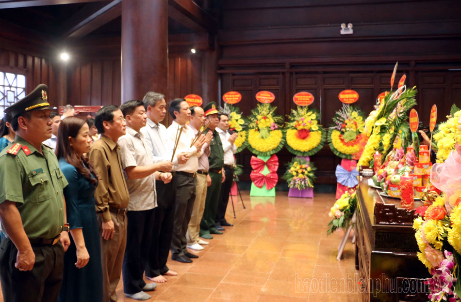 Đoàn công tác tỉnh Quảng Trị dâng hương tưởng niệm anh hùng liệt sĩ tại Điện Biên        