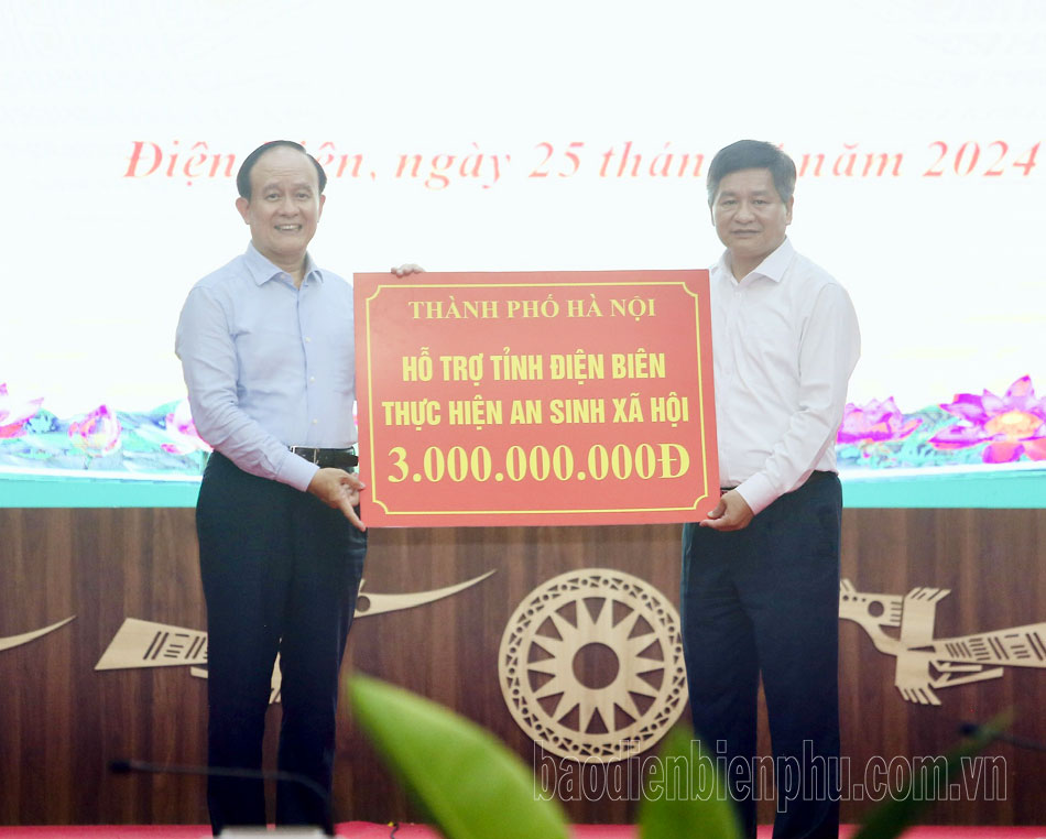 Đoàn công tác Thành ủy TP. Hà Nội trao tặng tỉnh Điện Biên gần 7 tỷ đồng 