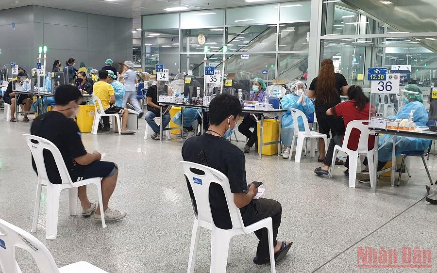 Số ca nhiễm Omicron tăng mạnh, Thái Lan áp dụng hình thức làm việc tại nhà