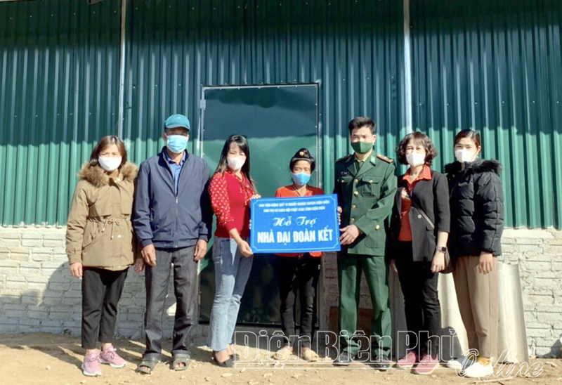 Bàn giao 14 nhà “Đại đoàn kết” cho hộ nghèo tại xã Phu Luông