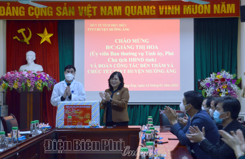Đồng chí Giàng Thị Hoa chúc tết gia đình chính sách và đơn vị trực tết trên địa bàn huyện Mường Ảng 