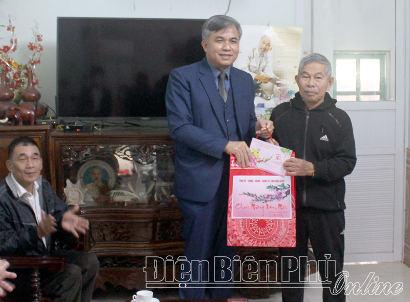 Phó Chủ tịch UBND tỉnh Lò Văn Tiến thăm, chúc tết các đơn vị, gia đình chính sách