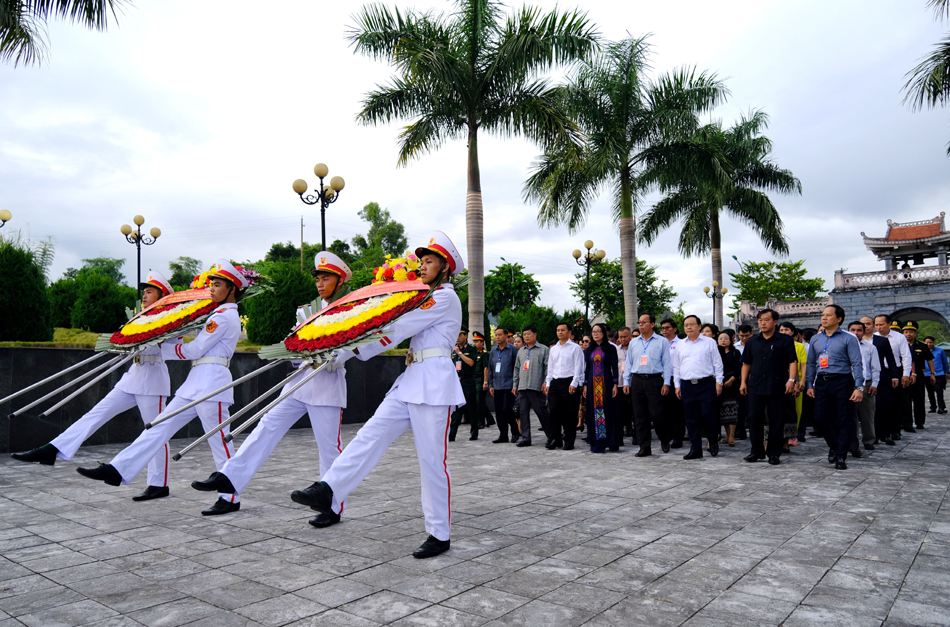 Đoàn đại biểu dự Ngày hội Việt - Lào dâng hương tri ân anh hùng liệt sĩ