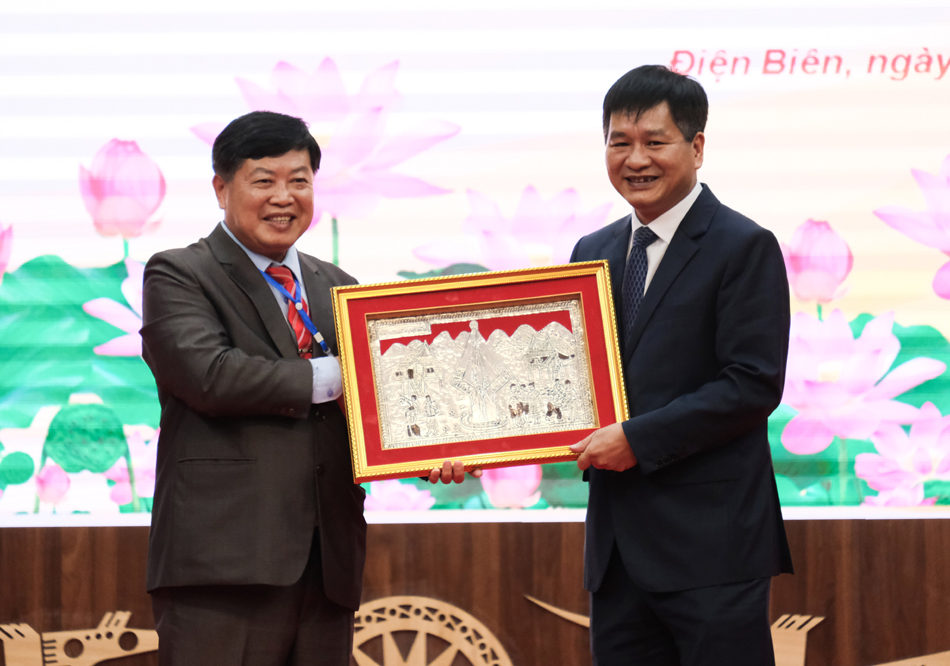 Lãnh đạo UBND tỉnh tiếp xã giao đoàn đại biểu CHDCND Lào về dự Ngày hội Việt - Lào