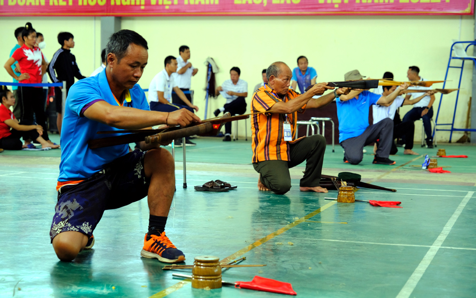 Sôi nổi các hoạt động thể thao trong Ngày hội Việt - Lào