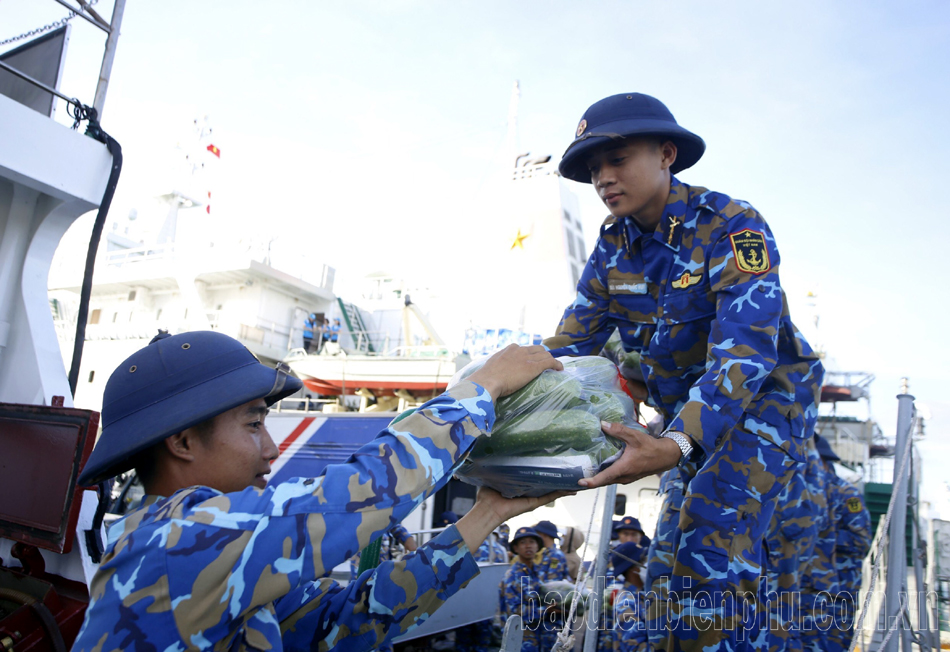 Vùng 4 Hải quân tiễn đoàn công tác đi thăm, chúc tết quân và dân huyện đảo Trường Sa