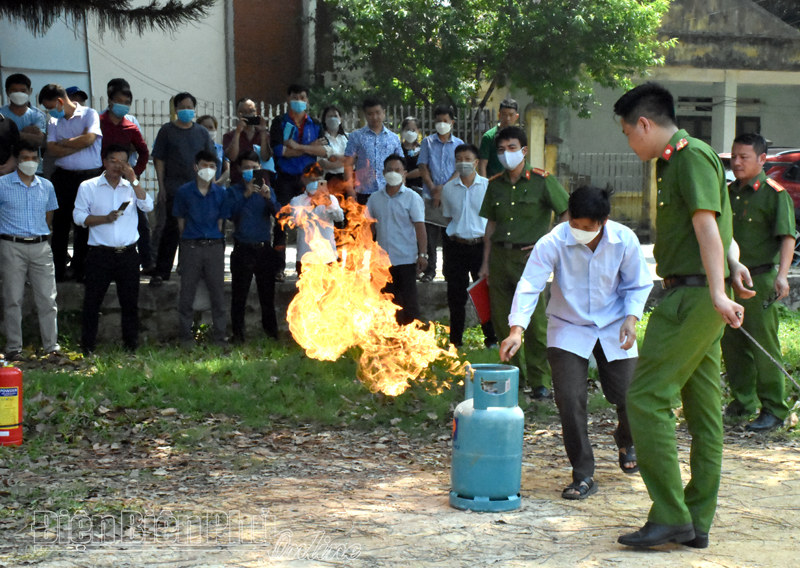 Gần 200 học viên được tập huấn nghiệp vụ phòng cháy, chữa cháy