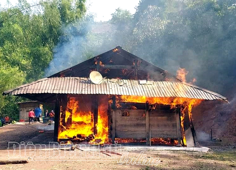 Cháy thiêu rụi một ngôi nhà ở Na Cô Sa