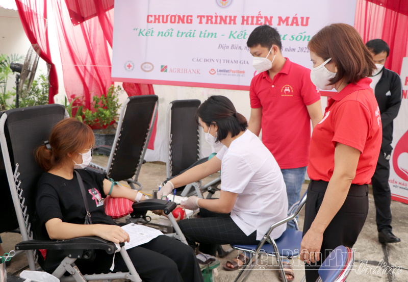 Hơn 80 tình nguyện viên tham gia hiến máu 