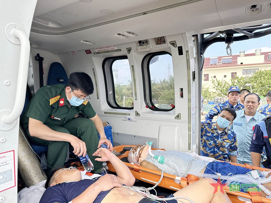 Trực thăng vận chuyển 2 bệnh nhân từ quần đảo Trường Sa về đất liền cấp cứu