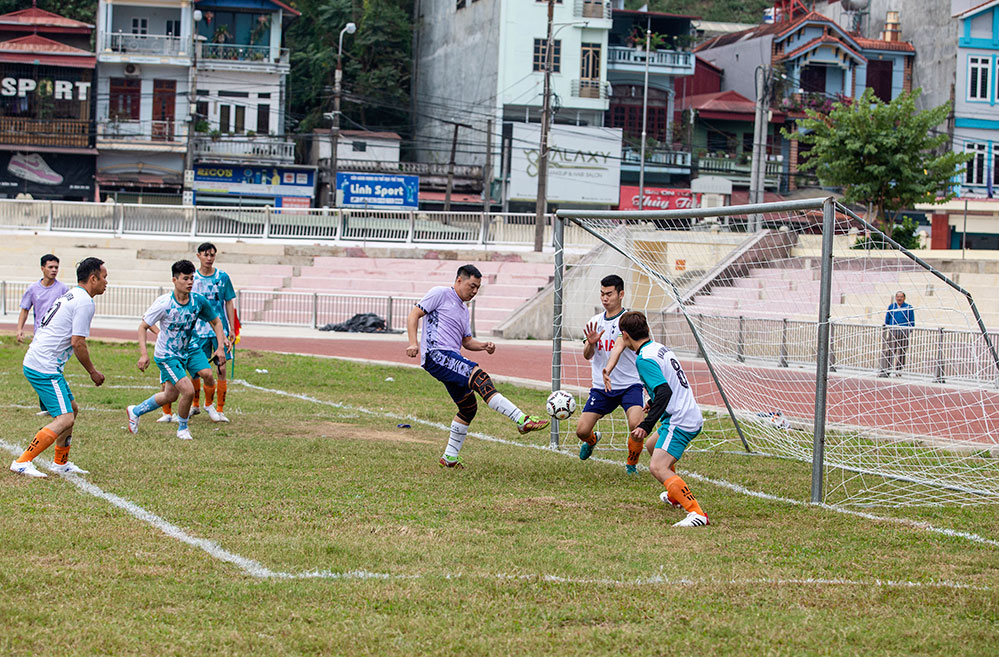 Hơn 200 VĐV tham gia giải bóng đá truyền thống thanh niên Điện Biên 2023