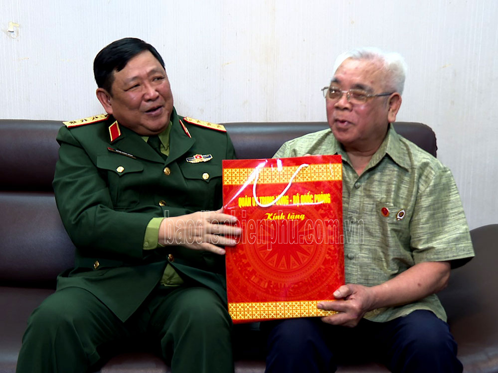 Thượng tướng Huỳnh Chiến Thắng thăm tặng quà gia đình chính sách trên địa bàn tỉnh Điện Biên