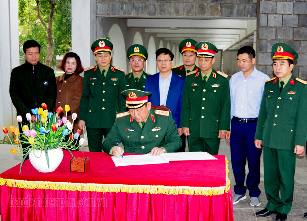 Thượng tướng Huỳnh Chiến Thắng dâng hương tri ân các liệt sĩ tại Điện Biên