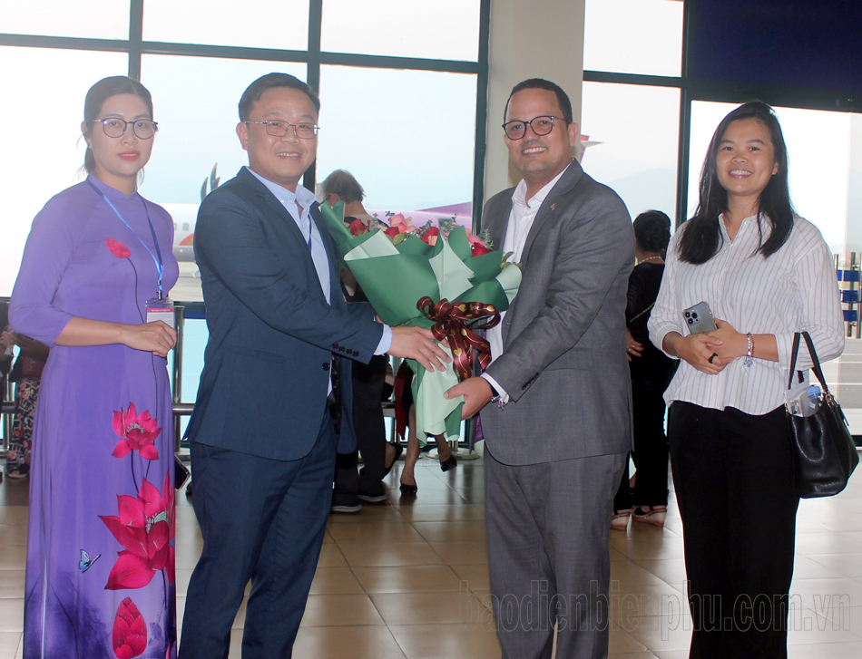 Đại sứ đặc mệnh toàn quyền nước Cộng hòa Đô-mi-ni-ca-na tại Việt Nam thăm và dự Lễ hội Hoa Ban tại Điện Biên