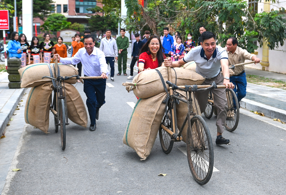 Trải nghiệm đẩy xe đạp thồ, vác hòm đạn tại đường lên Tượng đài Chiến thắng Điện Biên Phủ