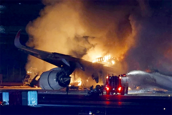 Vụ tai nạn tại sân bay Haneda: Tìm được hộp đen của một máy bay
