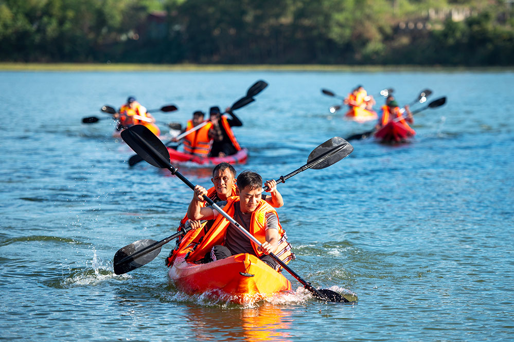 Hăng say luyện tập môn thể thao mới - đua thuyền kayak