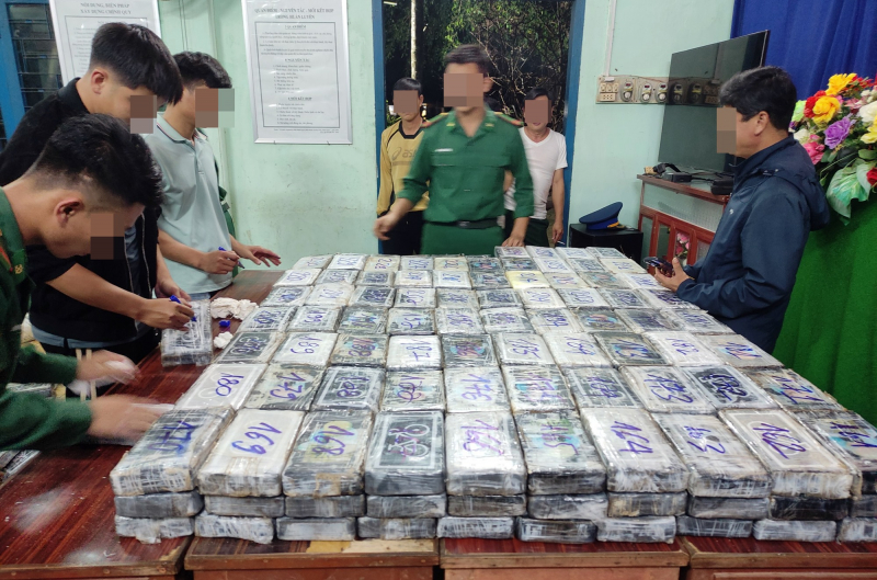 Gần 300 gói ma túy trôi dạt ở bờ biển Quảng Ngãi