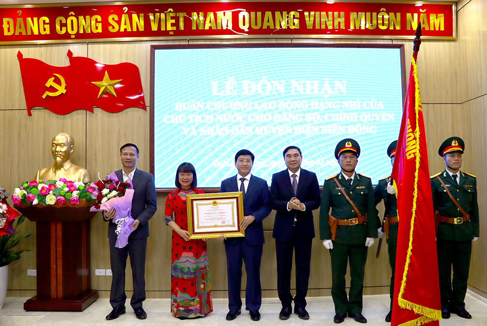 Huyện Điện Biên Đông đón nhận Huân chương Lao động hạng Nhì