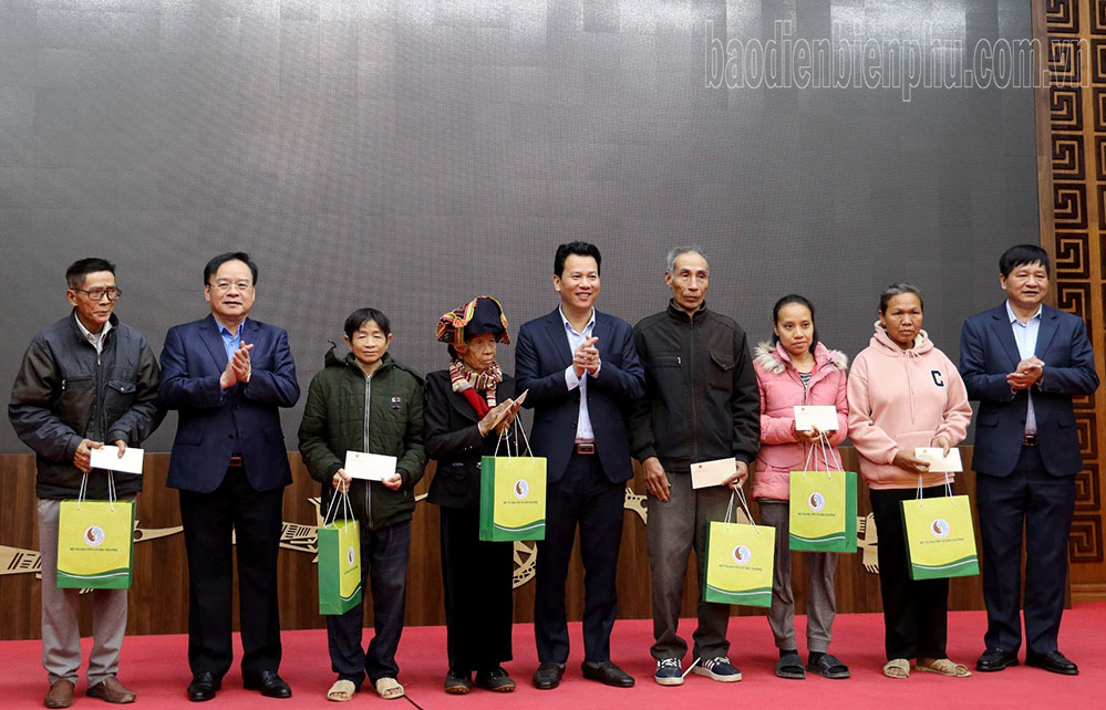 Bộ trưởng Bộ Tài nguyên và Môi trường tặng quà cựu chiến binh, người có công, hộ nghèo tỉnh Điện Biên