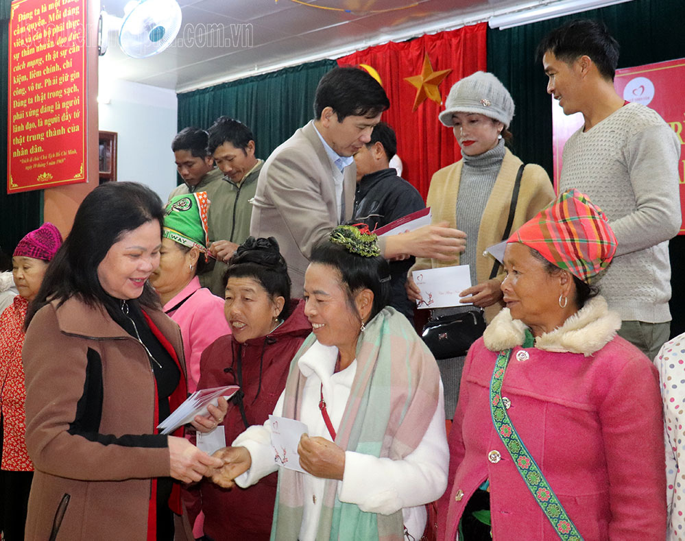 Trao tặng 200 suất quà tết cho người khuyết tật, trẻ mồ côi, hộ nghèo huyện Điện Biên