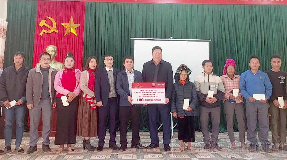 400 suất quà tết tặng hộ nghèo huyện Mường Nhé, Nậm Pồ