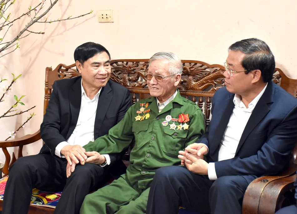 Bí thư Tỉnh ủy Trần Quốc Cường chúc Tết các đơn vị, gia đình chính sách tại TP. Điện Biên Phủ