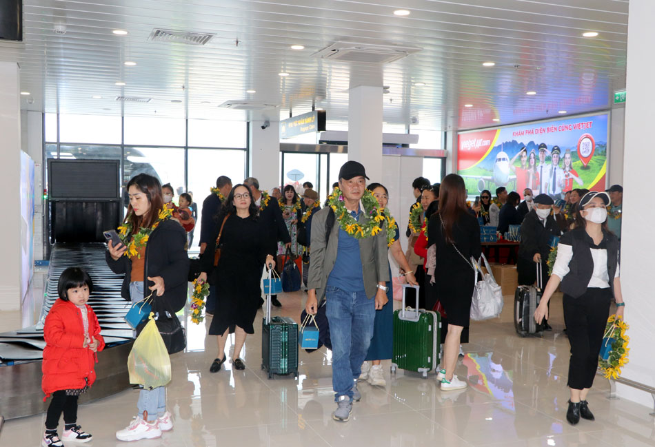 Lượng khách qua sân bay Điện Biên tăng cao