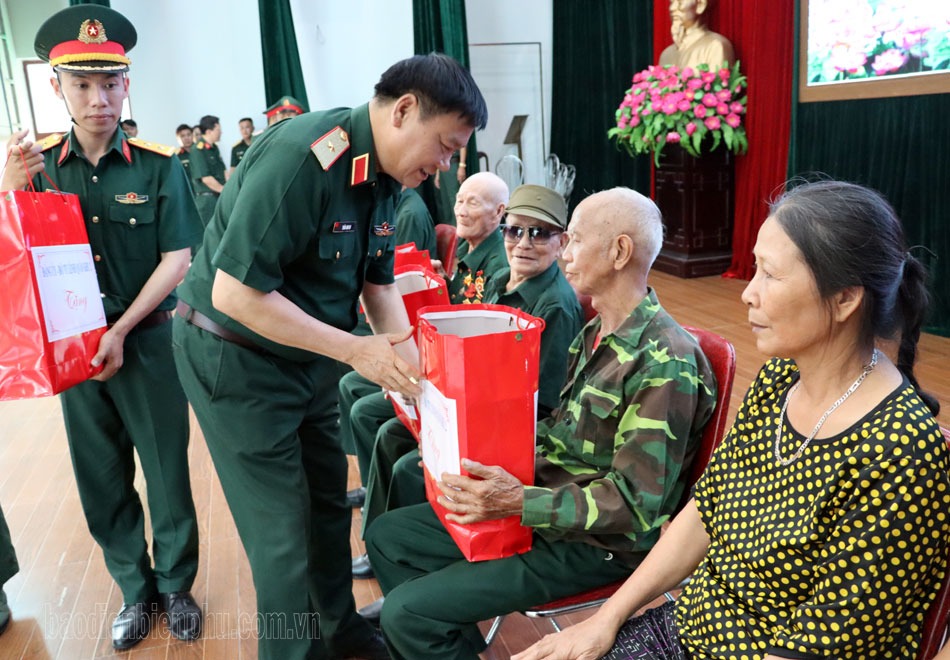 Ban Chỉ đạo Hội thảo kỷ niệm 70 năm Chiến thắng Điện Biên Phủ tặng quà người có công với cách mạng