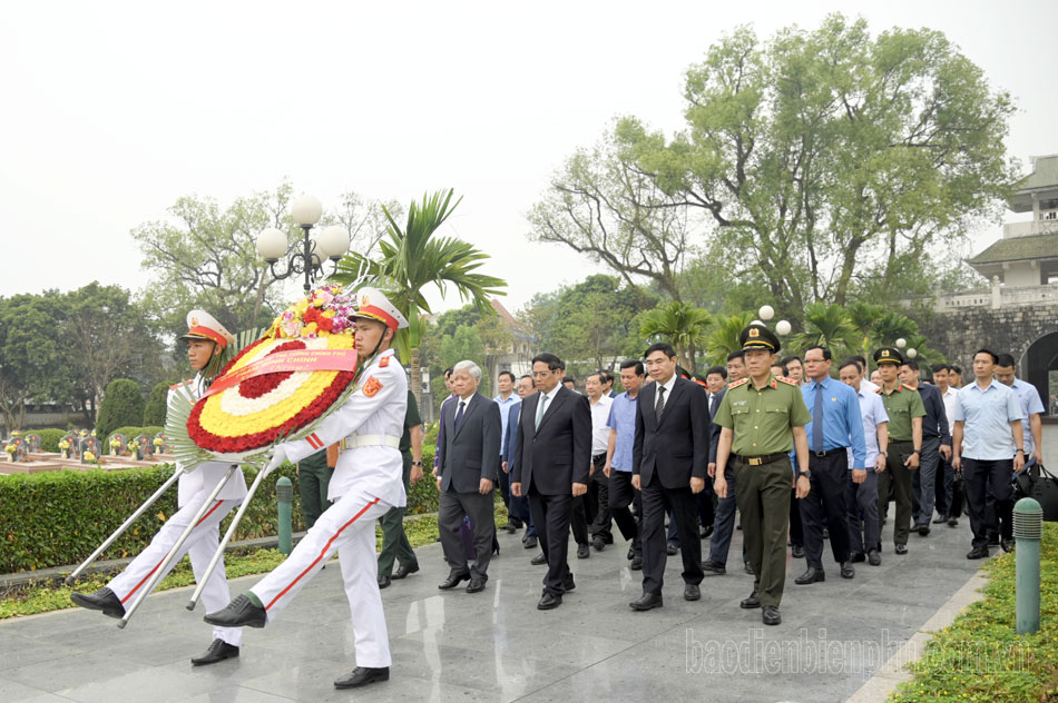 Thủ tướng Chính phủ Phạm Minh Chính dâng hương Nghĩa trang Liệt sĩ A1