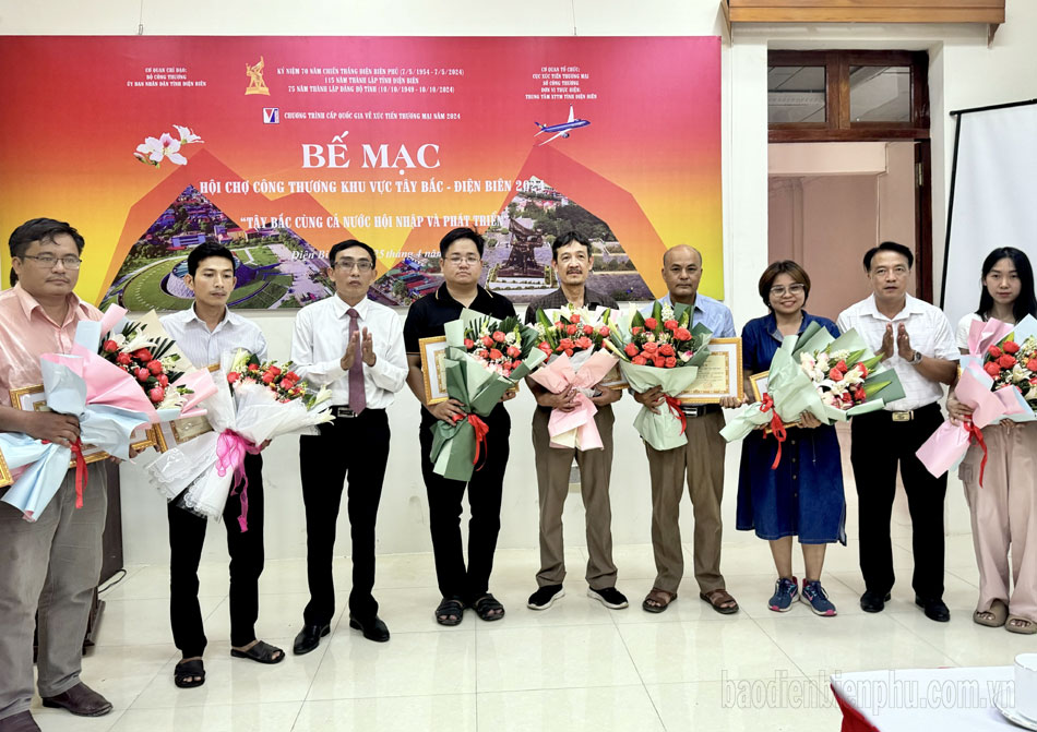 Khen thưởng 9 tập thể, 4 cá nhân xuất sắc tại Hội chợ Công thương khu vực Tây Bắc - Điện Biên năm 2024