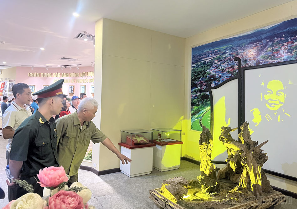 Bảo tàng Chiến thắng lịch sử Điện Biên Phủ tiếp nhận 2 tác phẩm điêu khắc ánh sáng