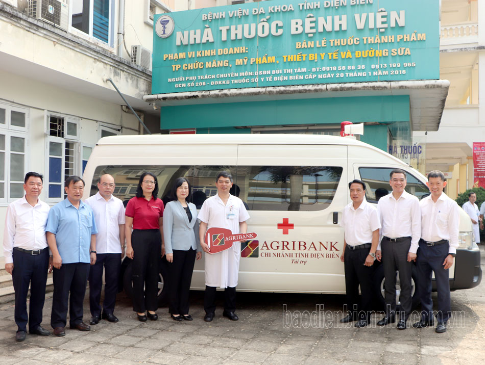 Bàn giao xe cứu thương cho Bệnh viện Đa khoa tỉnh Điện Biên