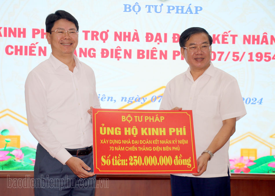 Bộ Tư pháp trao tặng kinh phí hỗ trợ xây nhà Đại đoàn kết cho người nghèo tỉnh Điện Biên