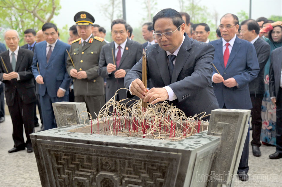 Thủ tướng Phạm Minh Chính cùng các đồng chí lãnh đạo dâng hương Đền thờ Liệt sĩ tại Chiến trường Điện Biên Phủ