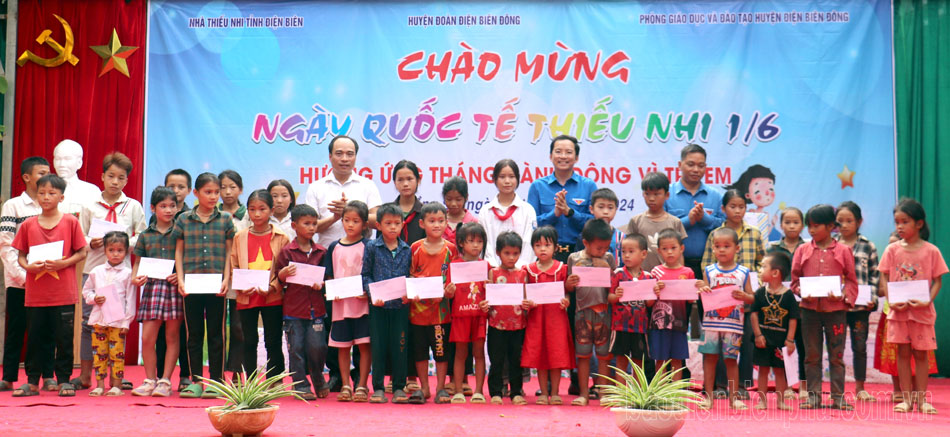 Tổ chức vui chơi, tặng quà trẻ em tại xã Chiềng Sơ