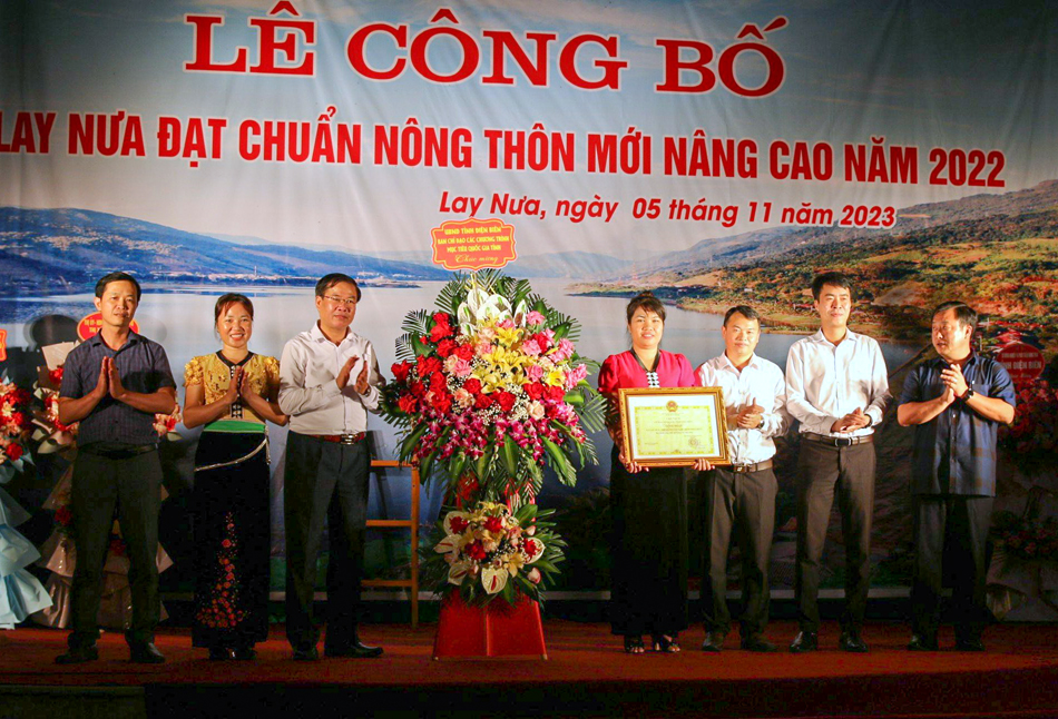 Lãnh đạo UBND tỉnh, Ủy ban MTTQ Việt Nam tỉnh trao Bằng Công nhận xã đạt chuẩn NTM nâng cao cho cán bộ và nhân dân xã Lay Nưa.